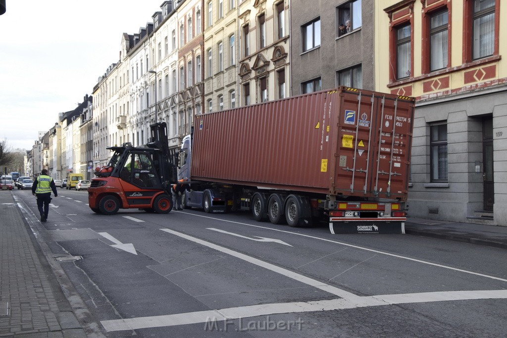 LKW gegen Bruecke wegen Rettungsgasse Koeln Muelheim P48.JPG - Miklos Laubert